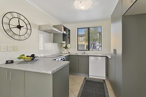 Photo of property in 14 Verdale Circle, Glen Eden, Auckland, 0602