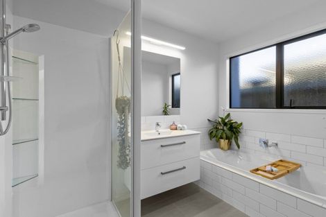 Photo of property in 37 Howden Drive, Jacks Point, 9371