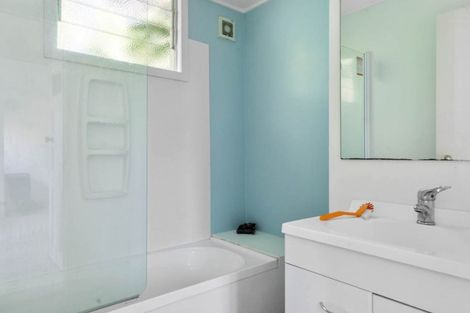 Photo of property in 10 Wyoming Avenue, Murrays Bay, Auckland, 0630