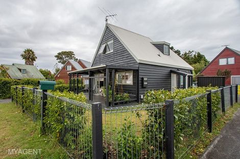 Photo of property in 13 Caspian Close, New Lynn, Auckland, 0600