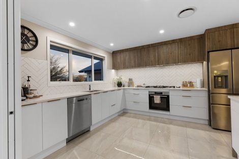 Photo of property in 4 Cyprus Place, Fitzherbert, Palmerston North, 4410