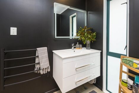 Photo of property in 2 Monarch Grove, Maoribank, Upper Hutt, 5018