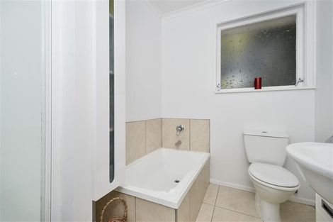 Photo of property in 70 Chilcott Road, Henderson, Auckland, 0612
