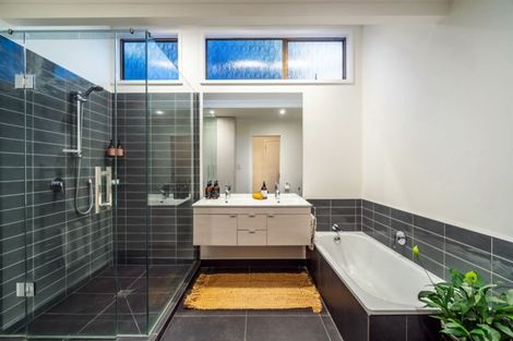 Photo of property in 27 Le Roy Terrace, Birkenhead, Auckland, 0626