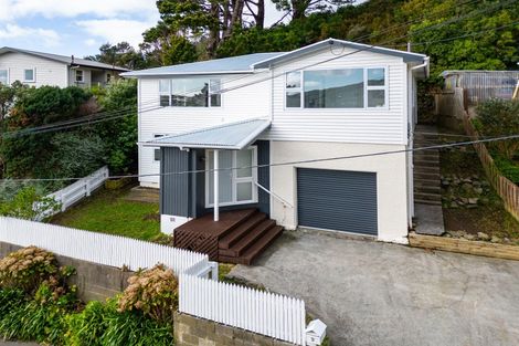 Photo of property in 9 Lomond Street, Newlands, Wellington, 6037