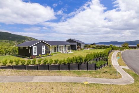 Photo of property in 1 Peregrine Place, Kinloch, Taupo, 3377