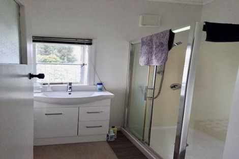 Photo of property in 813 Waitakere Road, Kumeu, 0891