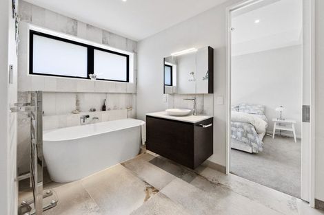 Photo of property in 17 Lees Road, Strowan, Christchurch, 8052