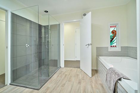 Photo of property in 28 Pitt Street, Clive, 4102