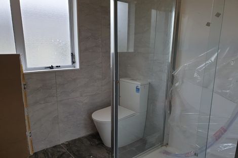 Photo of property in 1/2 Mallard Place, Unsworth Heights, Auckland, 0632