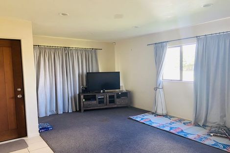 Photo of property in 11 Spalding Rise, Golflands, Auckland, 2013