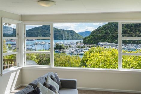 Photo of property in 34 Waikawa Road, Picton, 7220