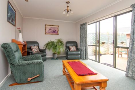 Photo of property in 14 Rosebank Avenue, Kelvin Grove, Palmerston North, 4414