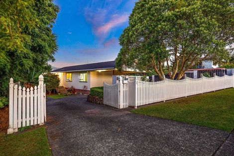 Photo of property in 2 Allington Road, Massey, Auckland, 0614