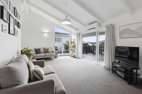 Photo of property in 70 Fyvie Avenue, Tawa, Wellington, 5028