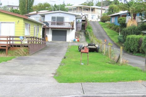 Photo of property in 43 Pohutukawa Avenue, Red Beach, 0932