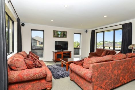 Photo of property in 62 Farnborough Drive, Grandview Heights, Hamilton, 3200