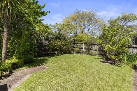 Photo of property in 8 Webb Place, Forrest Hill, Auckland, 0620