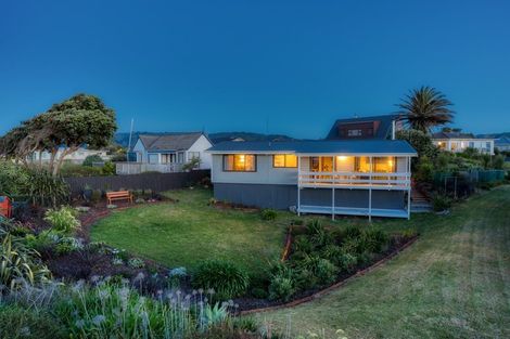 Photo of property in 15 Waiheke Street, Waikanae Beach, Waikanae, 5036