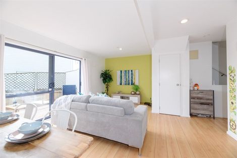 Photo of property in 6 Exmouth Road, Northcote, Auckland, 0627