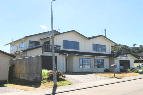 Photo of property in 2/8 Bay Lair Grove, Island Bay, Wellington, 6023