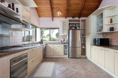 Photo of property in 33 Booralee Avenue, Botany Downs, Auckland, 2010