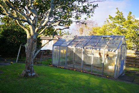 Photo of property in 100 Gossamer Drive, Pakuranga Heights, Auckland, 2010