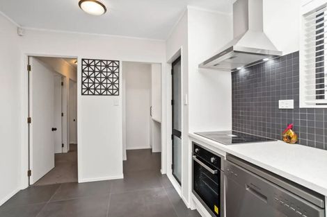 Photo of property in 2/303a Great North Road, Henderson, Auckland, 0612