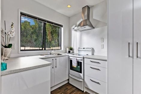 Photo of property in 1/5 Kilham Avenue, Northcote, Auckland, 0627