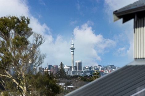 Photo of property in 21 Holdaway Avenue, Northcote, Auckland, 0627