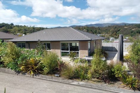 Photo of property in 92 Sunstone Crescent, Timberlea, Upper Hutt, 5018
