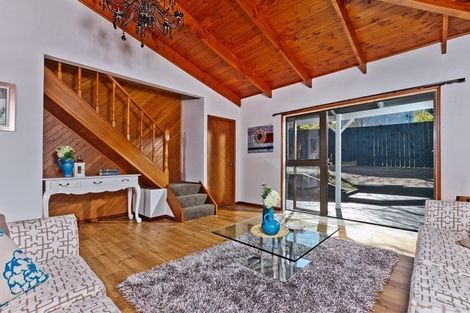 Photo of property in 6 Deverell Place, Northcross, Auckland, 0632