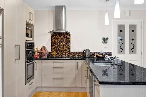 Photo of property in 28 Princes Street, Hawera, 4610