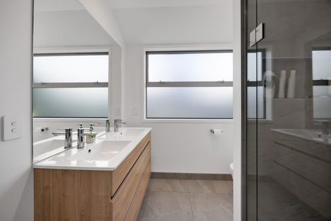 Photo of property in 52 Links Drive, Waiwhakaiho, New Plymouth, 4312