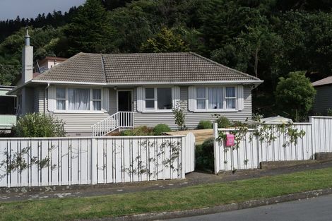 Photo of property in 1 Mckelvey Place, Tawa, Wellington, 5028