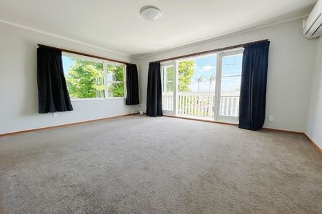 Photo of property in 2/90 Te Atatu Road, Te Atatu South, Auckland, 0610