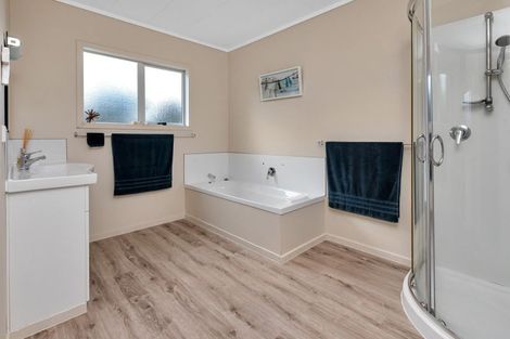 Photo of property in 15 Pyle Road West, One Tree Point, 0118