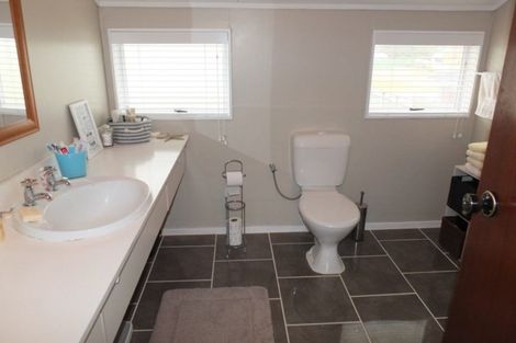 Photo of property in 14 Holben Parade, Foxton Beach, Foxton, 4815