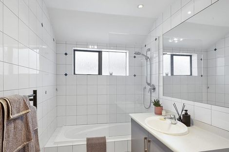 Photo of property in 115 Heta Road, Highlands Park, New Plymouth, 4312