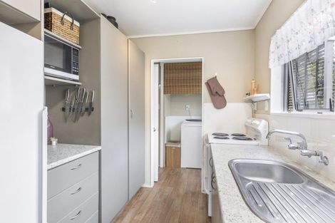 Photo of property in 2/39 Fairmount Road, Titirangi, Auckland, 0604