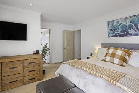 Photo of property in 1 Orlando Close, Frankleigh Park, New Plymouth, 4310