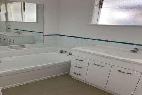 Photo of property in 2/17a Hillcrest Avenue, Hillcrest, Auckland, 0627