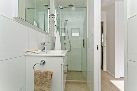 Photo of property in 59a Sunset Road, Totara Vale, Auckland, 0632