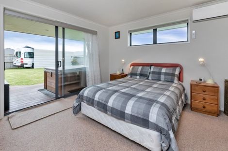 Photo of property in 5 Roto View, One Tree Point, 0118