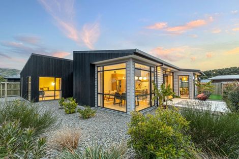 Photo of property in 15 Kaiwaru Place, Waikanae, 5036