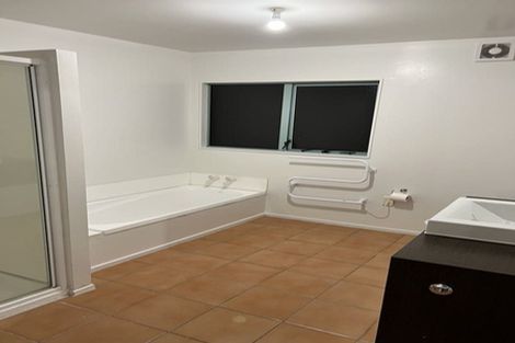 Photo of property in 3b Deuxberry Avenue, Northcote, Auckland, 0627