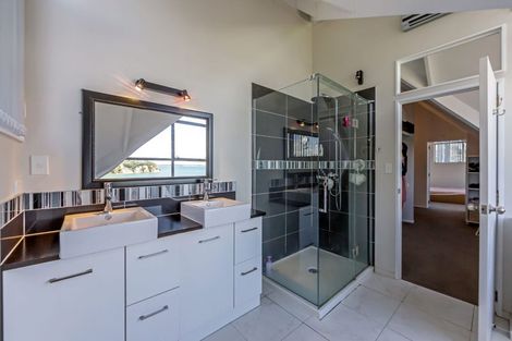 Photo of property in 20 Zita Avenue, Matakatia, Whangaparaoa, 0930