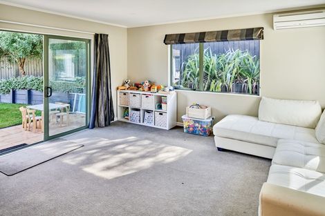 Photo of property in 28 Saunders Close, Whitby, Porirua, 5024