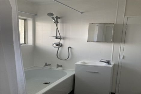 Photo of property in 2/105 Apu Crescent, Lyall Bay, Wellington, 6022