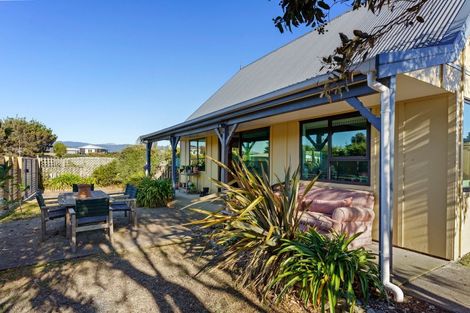 Photo of property in 6 James Street, Waikawa Beach, Levin, 5573